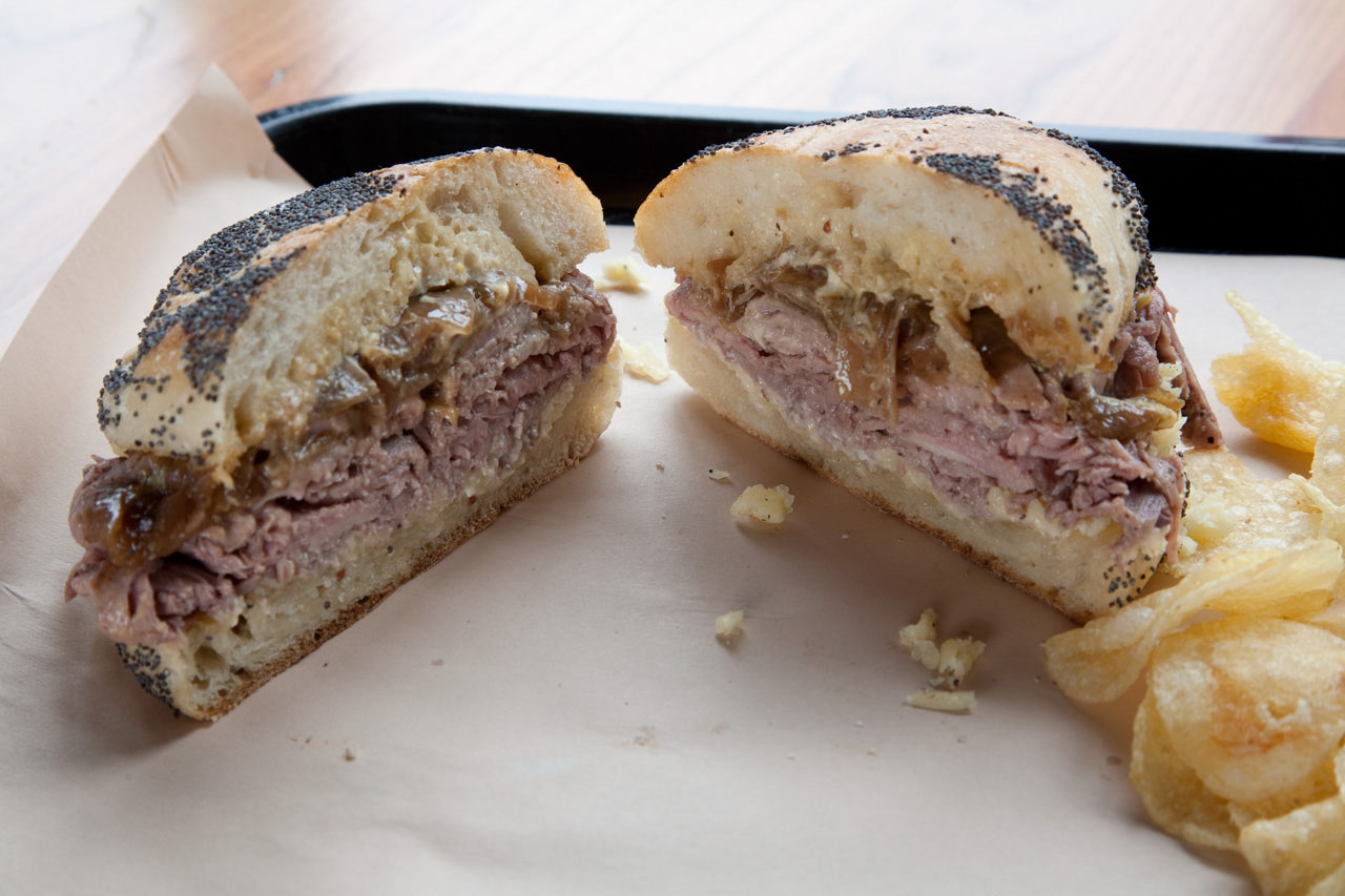 bunk__roast_beef_with_caramelized_onions
